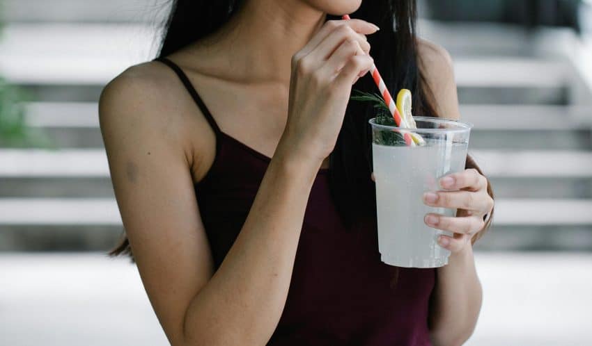 Vrouw Drinkt Frisdrank
