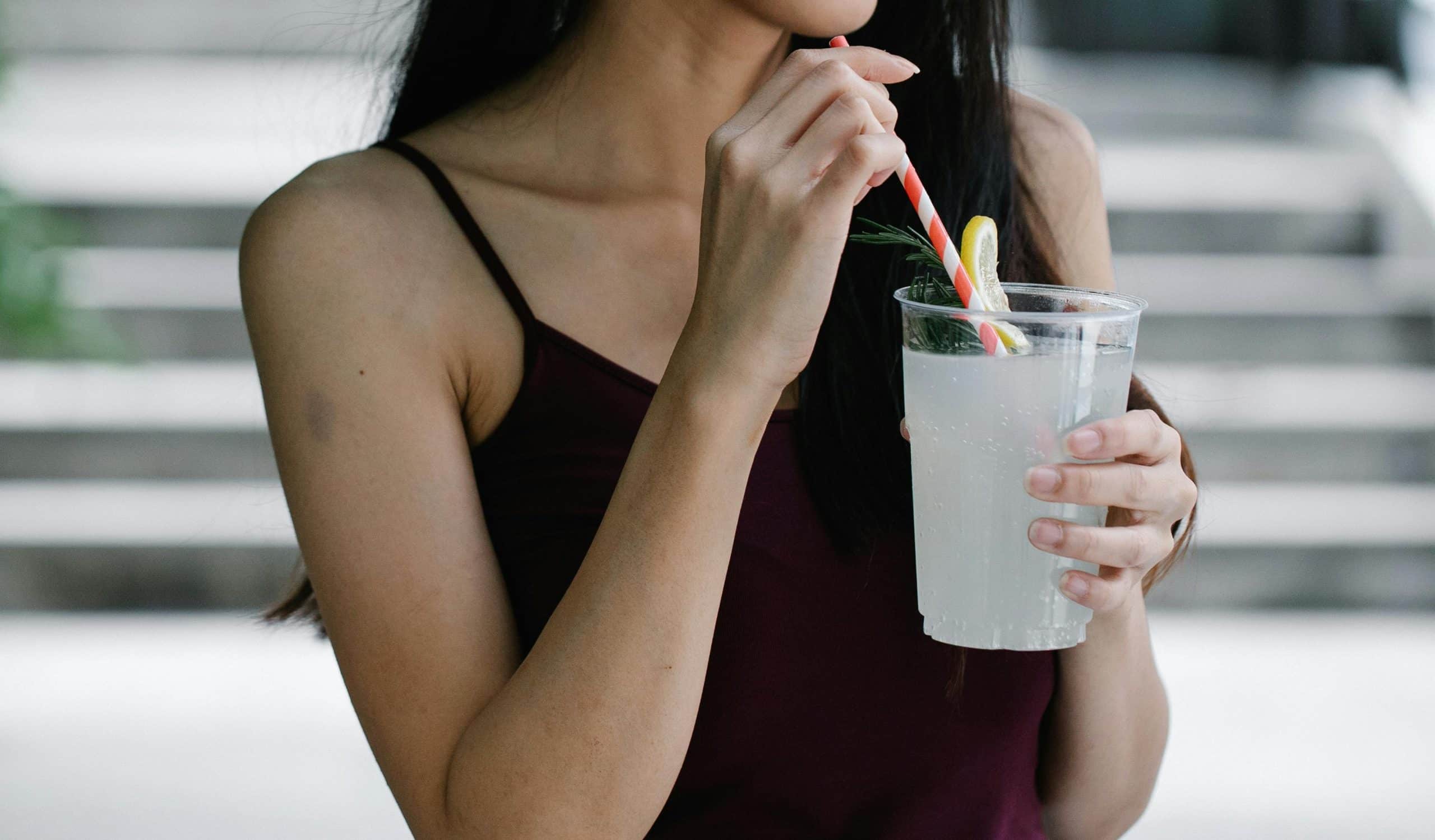 Vrouw Drinkt Frisdrank