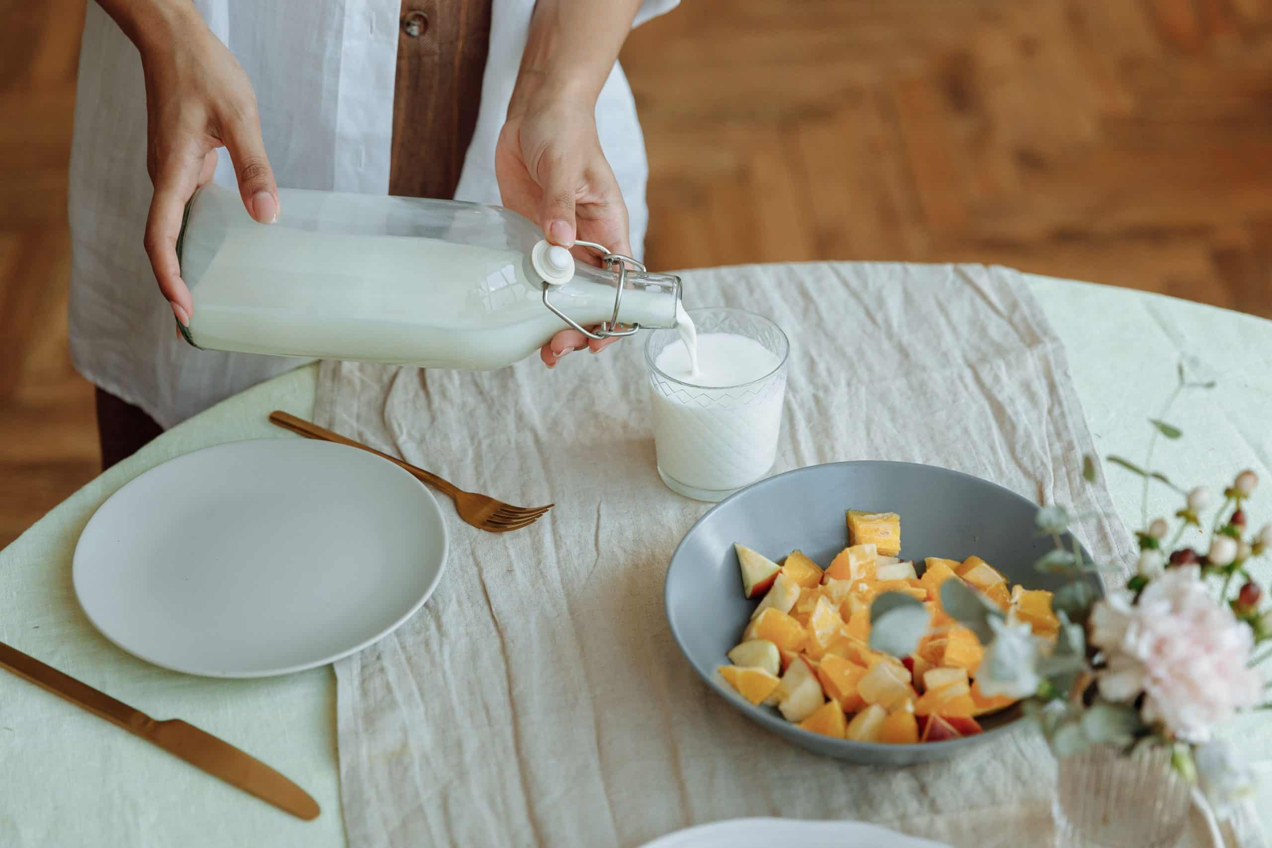 Vrouw Drinkt Koemelk