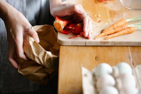 Vrouw Gooit Eten Weg