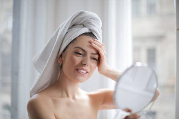 Vrouw Met Handdoek Om Hoofd