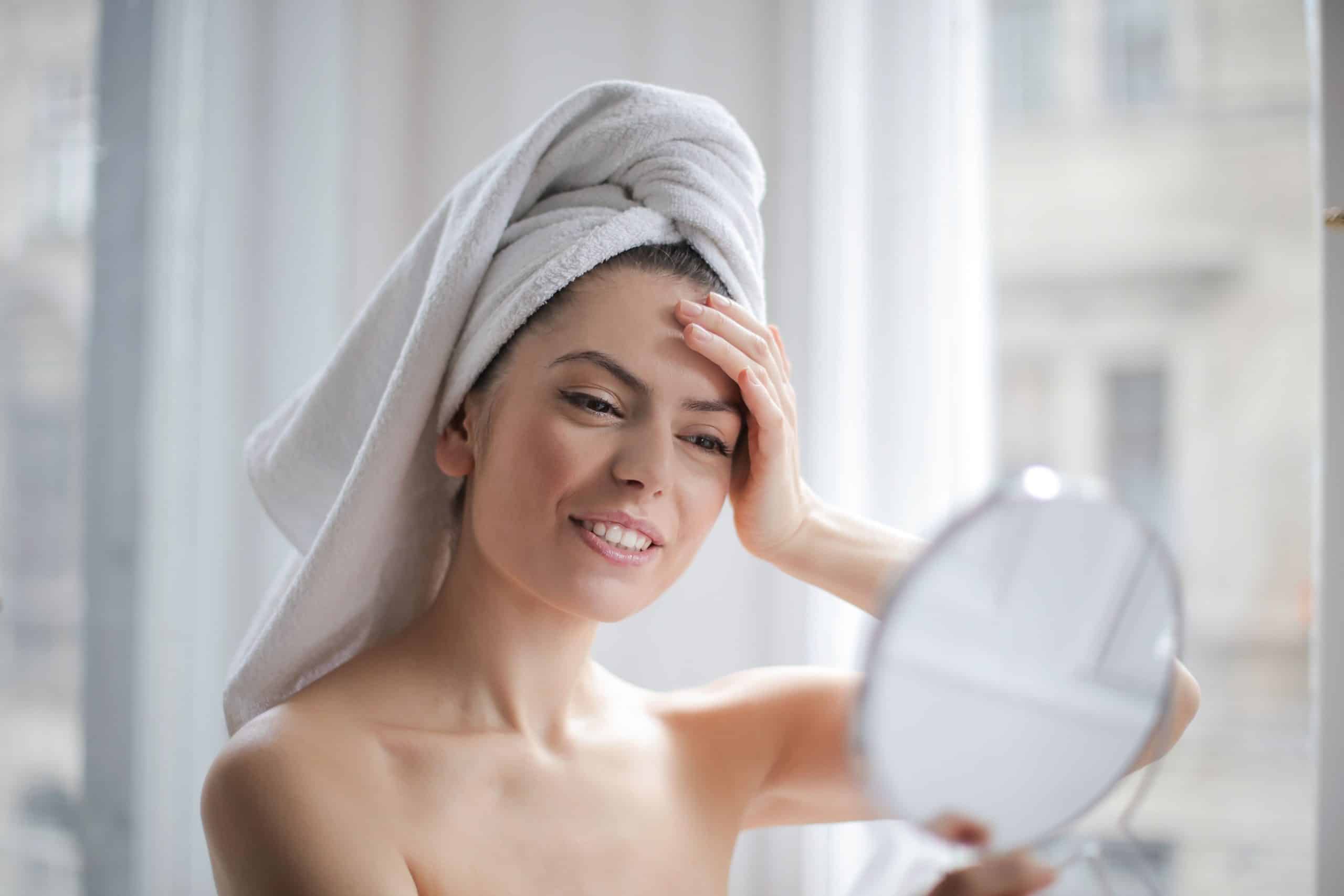 Vrouw Met Handdoek Om Hoofd