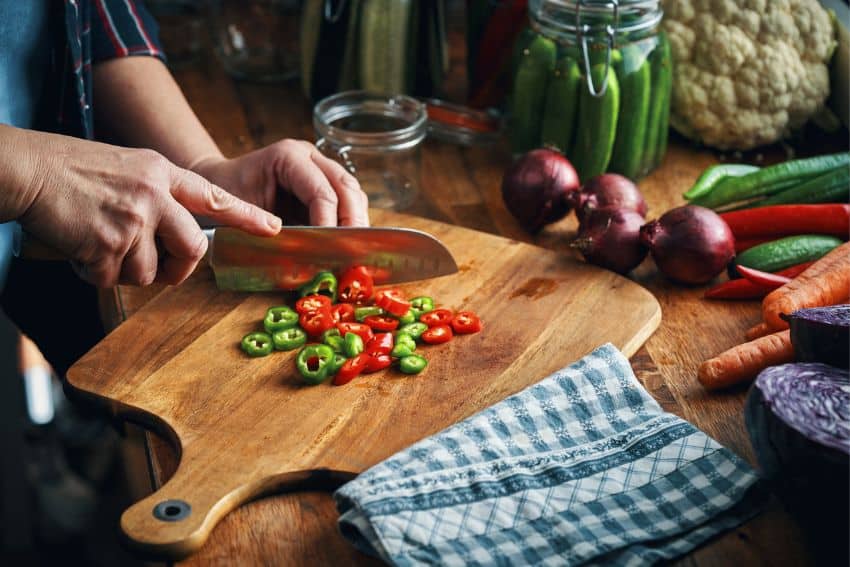 Vrouw snijdt hete peper