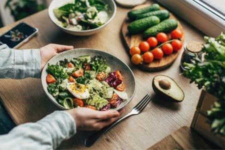 Vrouw met lunch voor warme dagen