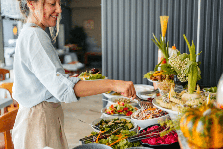 vrouw schept op bij all inclusive buffet
