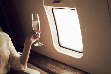 Vrouw zit in businessclass