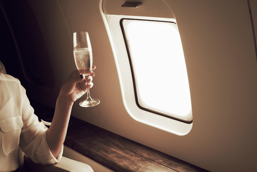 Vrouw zit in businessclass