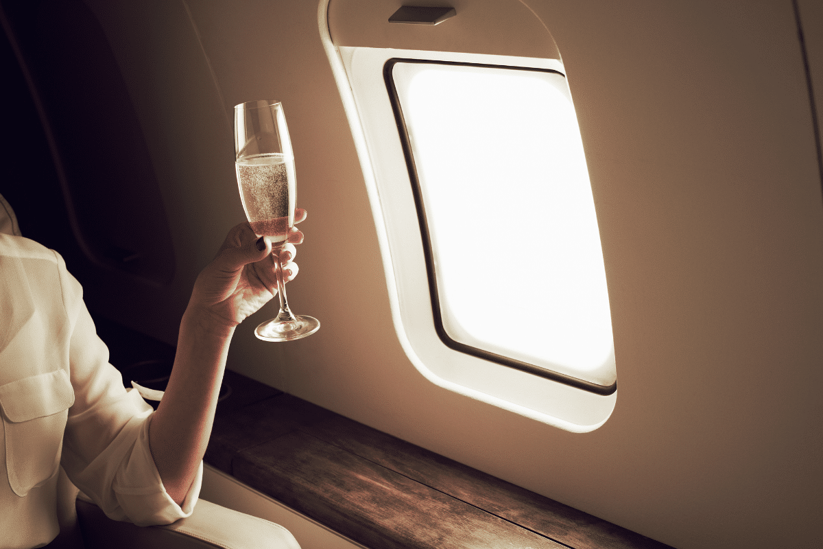 Vrouw zit in businessclass