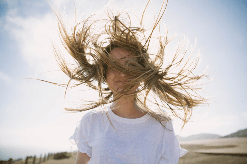 Vrouw met wind in haren