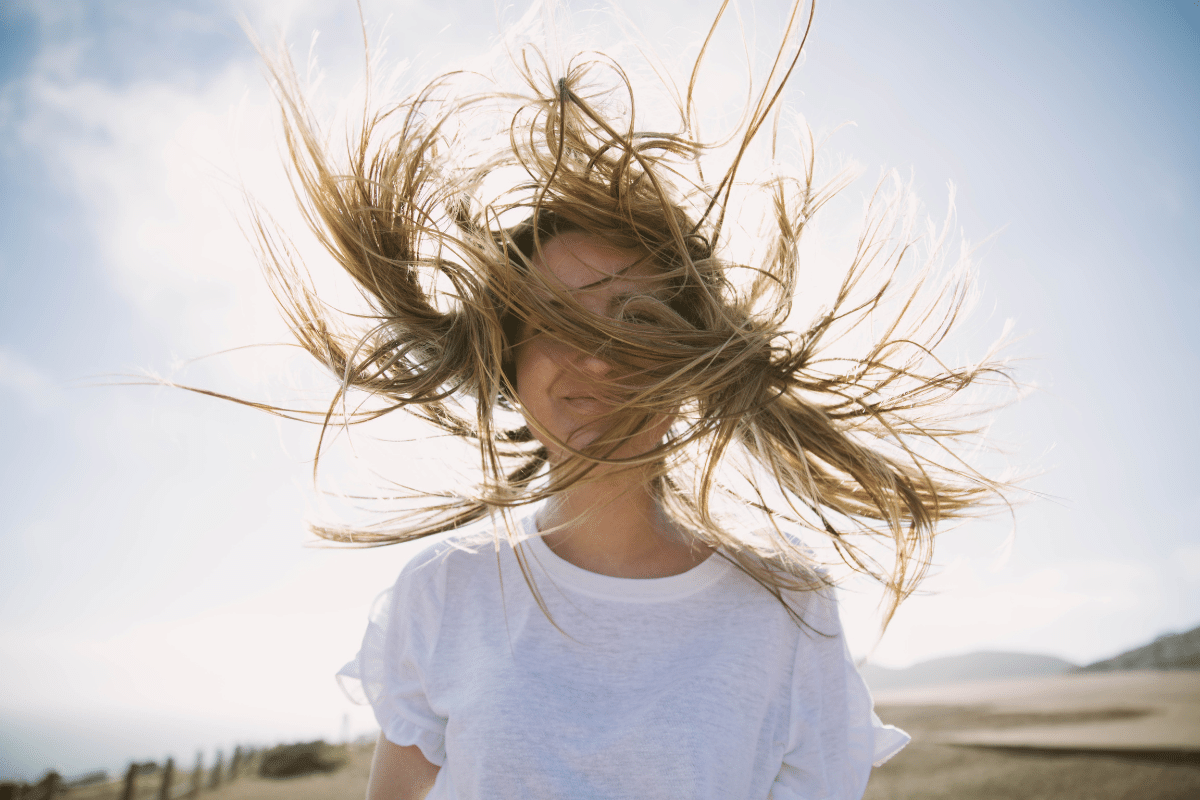 Vrouw met wind in haren