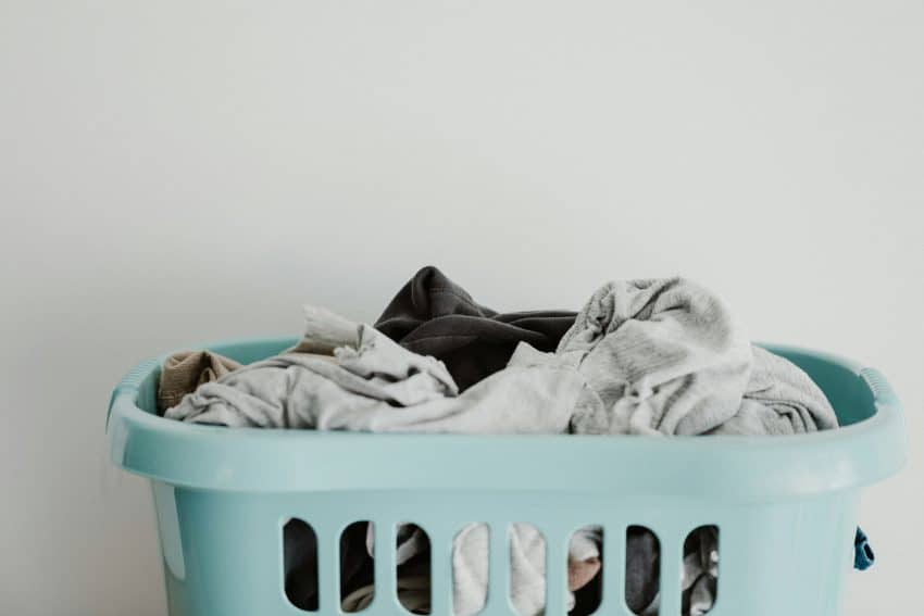 Kleding In Een Wasmand