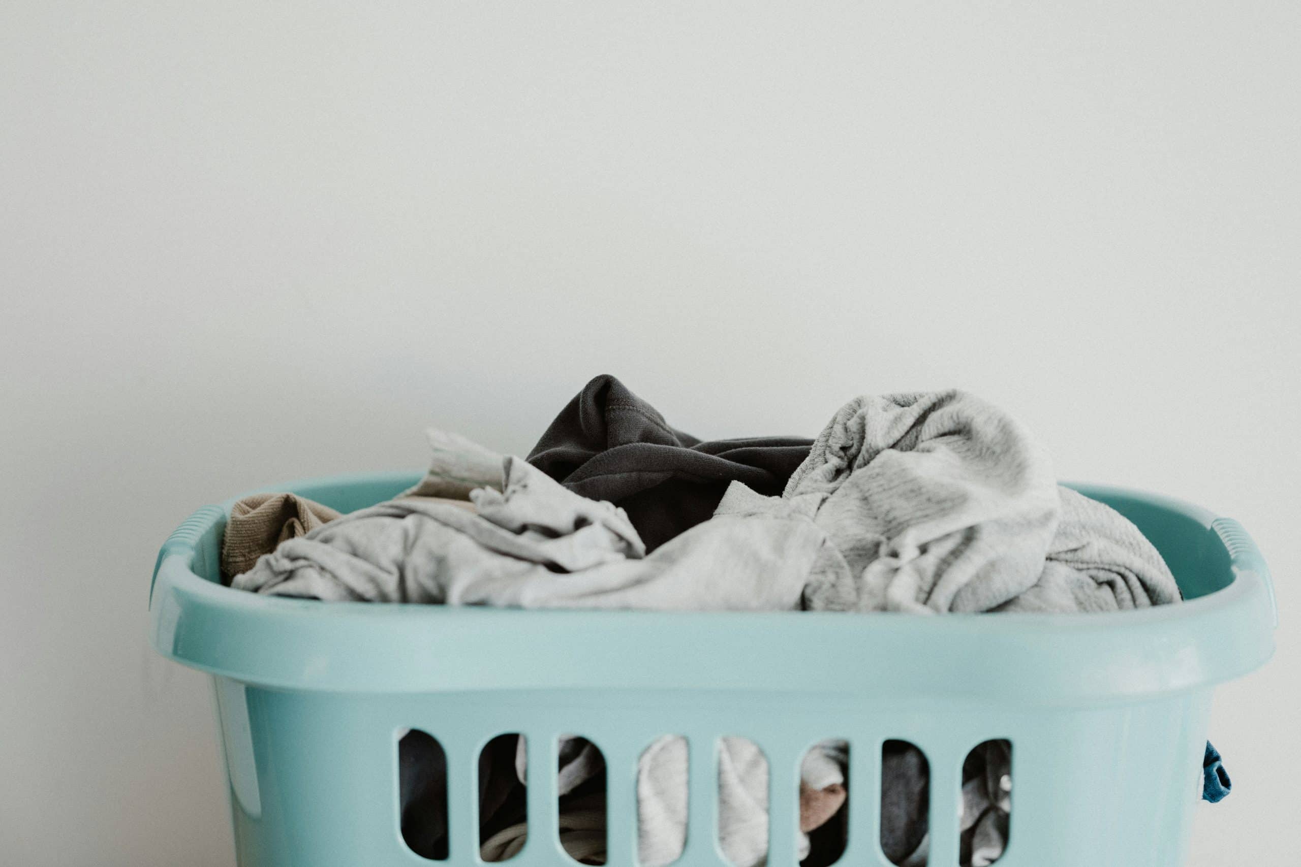 Kleding In Een Wasmand