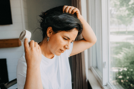 Vrouw oververhit in zomer