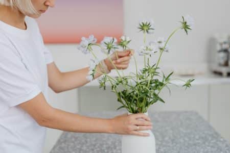 Vrouw Doet Bloemen In Vaas