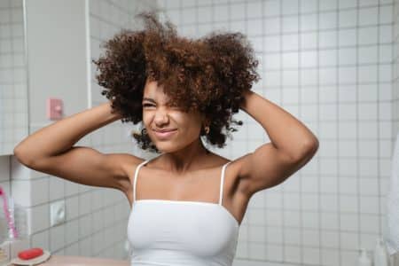 Vrouw Gebruikt Droogshampoo