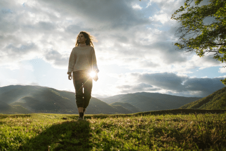 Vrouw wandelt in de natuur
