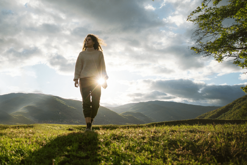 Vrouw wandelt in de natuur