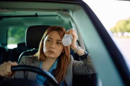 Vrouw zit in warme auto