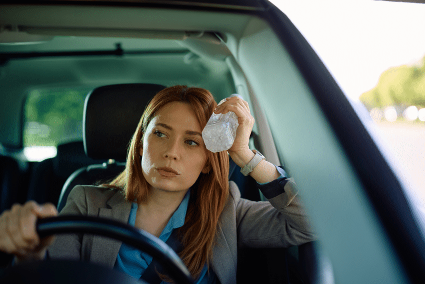 Vrouw zit in warme auto