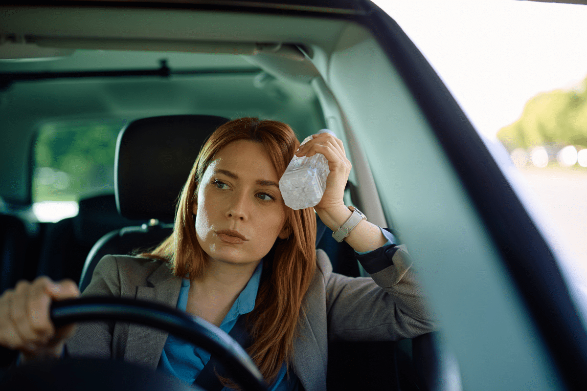 Vrouw zit in warme auto
