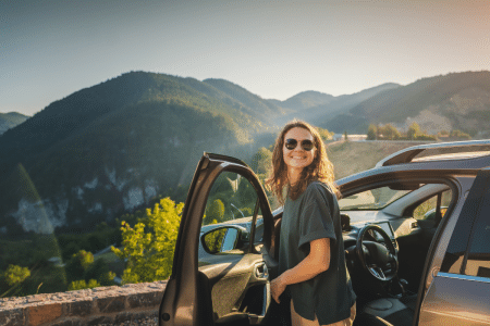 Vrouw rijdt met auto in zomer