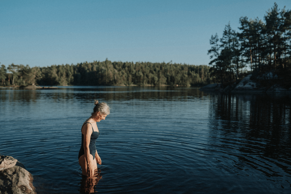 Vrouw zwemt in natuurwater