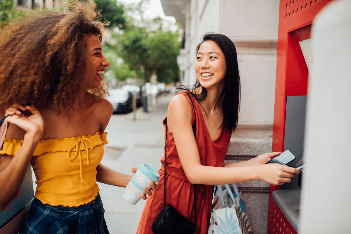 Vrouwen nemen geld op bij betaalautomaat