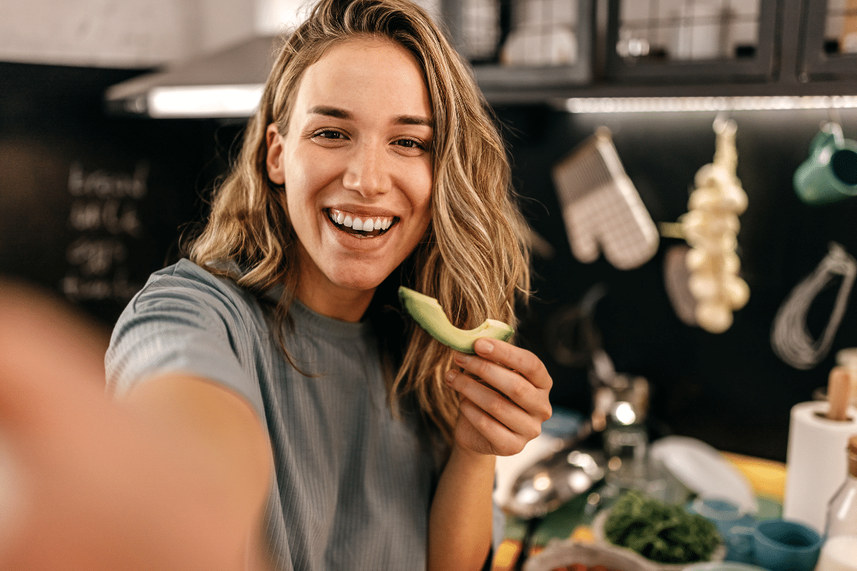 Vrouw houdt avocado vast