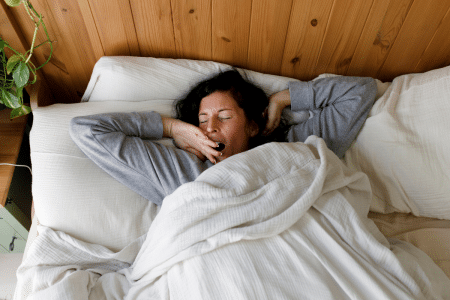 Vrouw ligt in bed