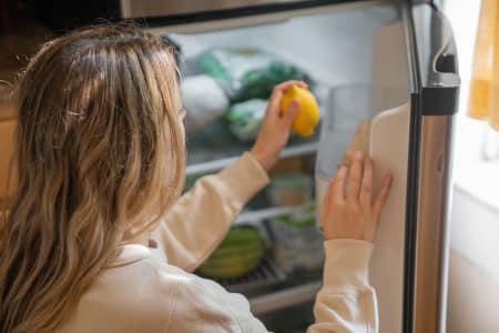 Vrouw Checkt Houdbaarheidsdatum