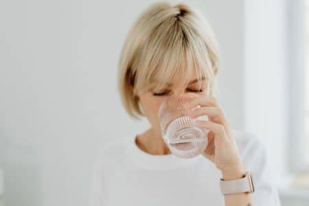 Vrouw Drinkt Water