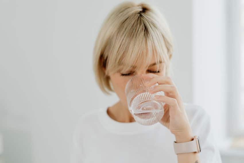 Vrouw Drinkt Water