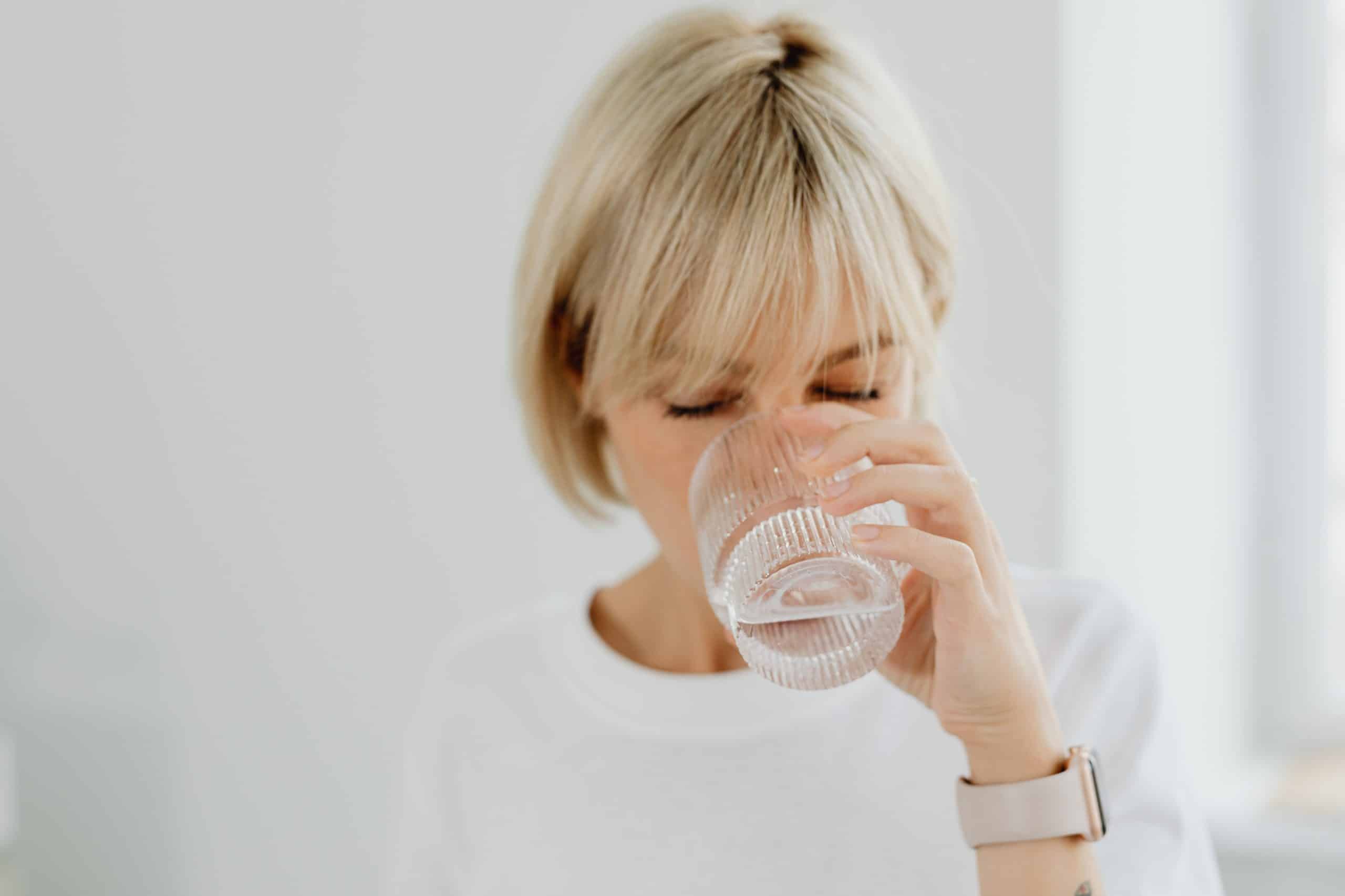Vrouw Drinkt Water