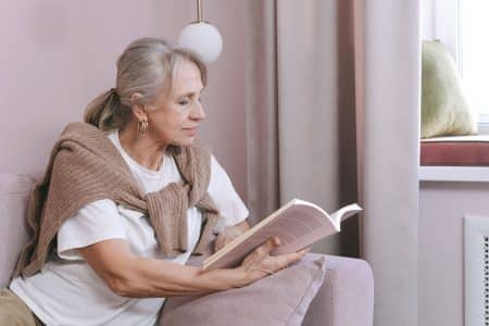 Vrouw Leest Boek En Traint Geheugen
