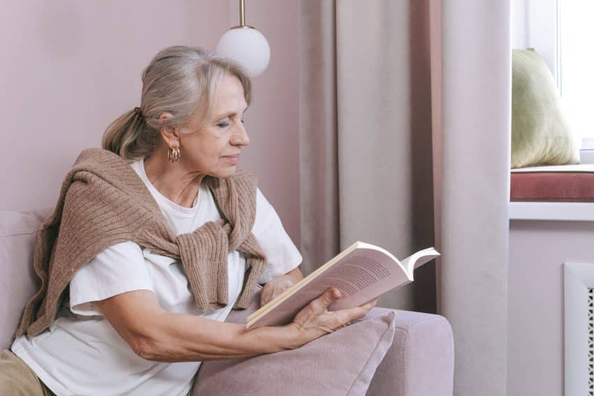 Vrouw Leest Boek En Traint Geheugen