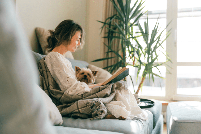 Vrouw leest een boek
