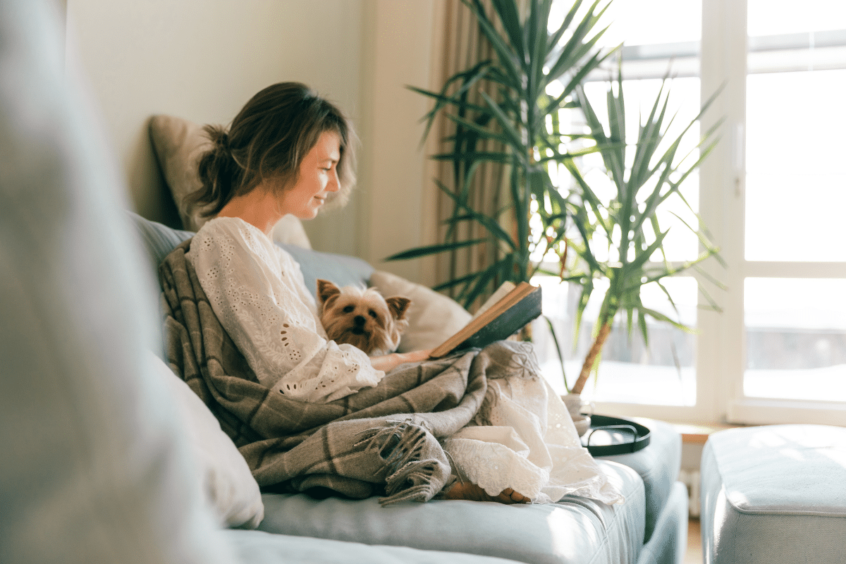 Vrouw leest een boek