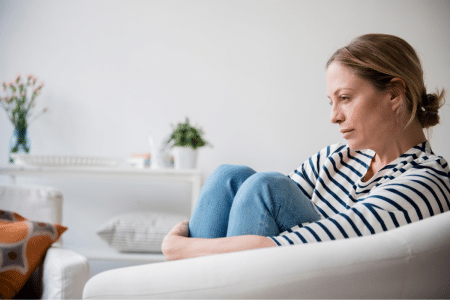 vrouw zit op de bank met geldstress