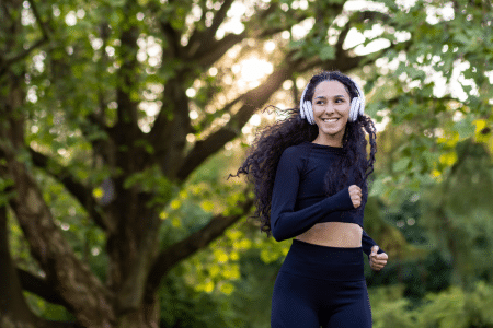 Vrouw luistert naar podcast tijdens sporten