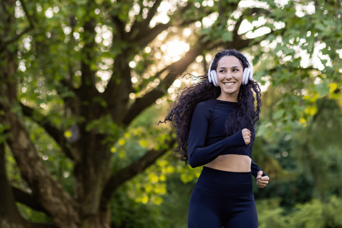 Vrouw luistert naar podcast tijdens sporten