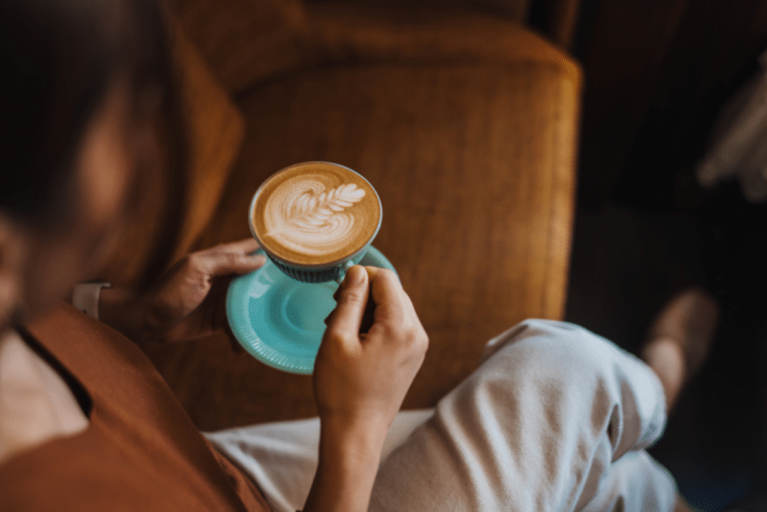 Vrouw drinkt cafeïne