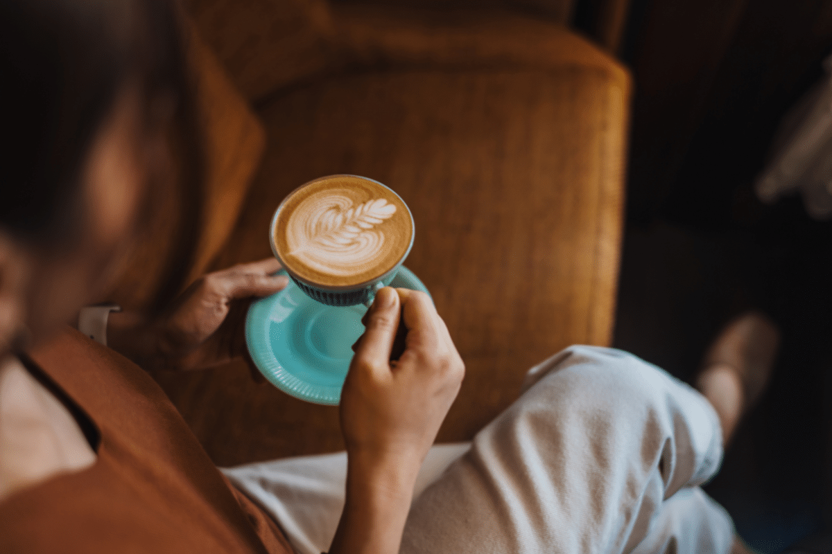 Vrouw drinkt cafeïne