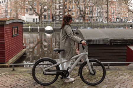 Vrouw fietst op elektrische fiets
