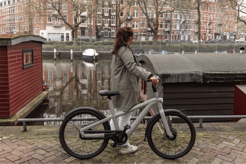 Vrouw fietst op elektrische fiets