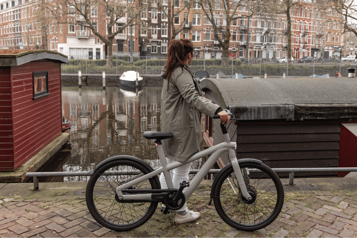 Vrouw fietst op elektrische fiets