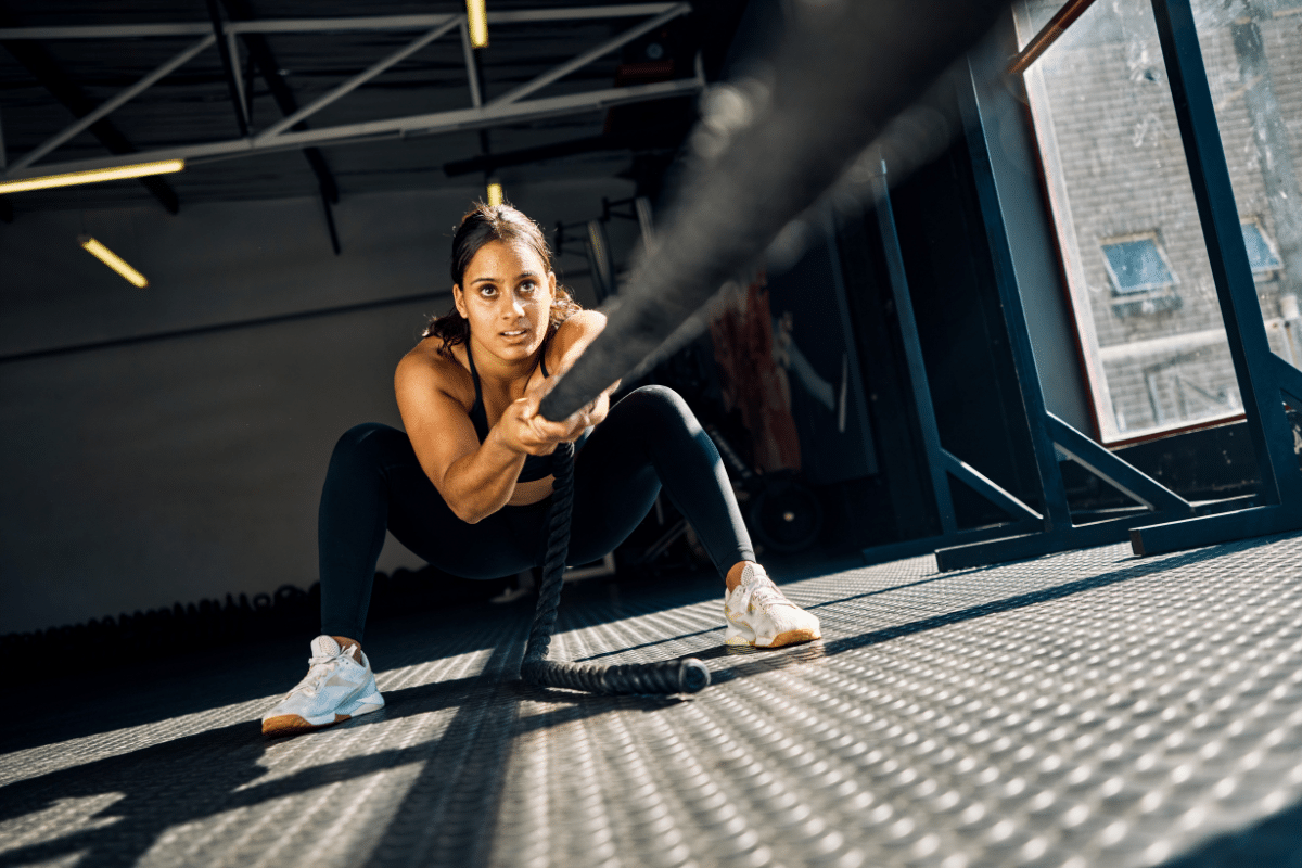 Vrouw doet hyrox-work-out