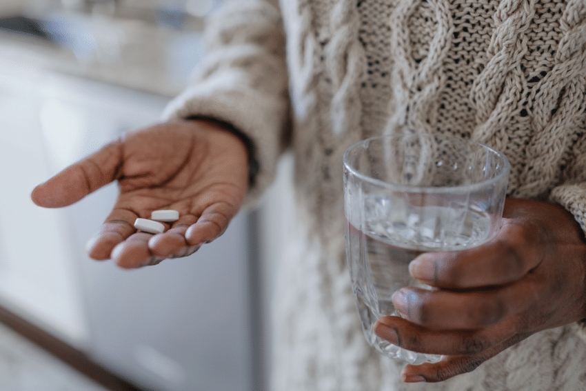 Vrouw neemt paracetamol in