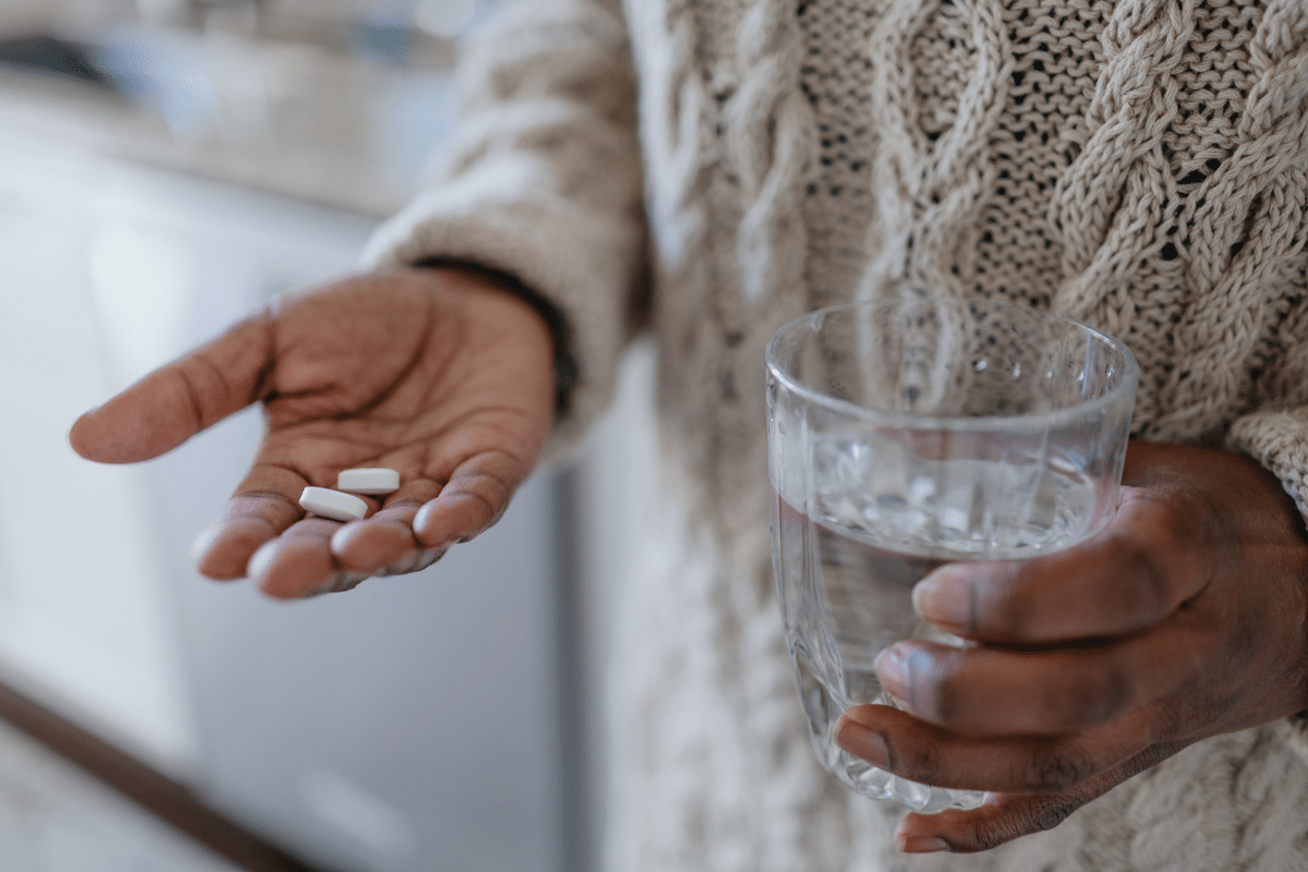 Vrouw neemt paracetamol in