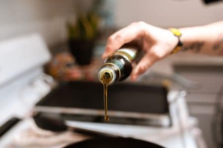 Vrouw Kookt Met Olijfolie