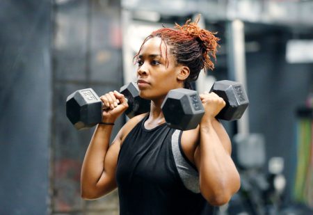 krachttraining fitness spieren bodybuilding werken met gewichten schema voor afvallen